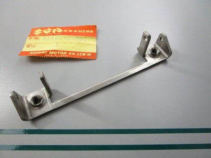 NEW OEM 61482-95301 Suzuki Hinge 0810