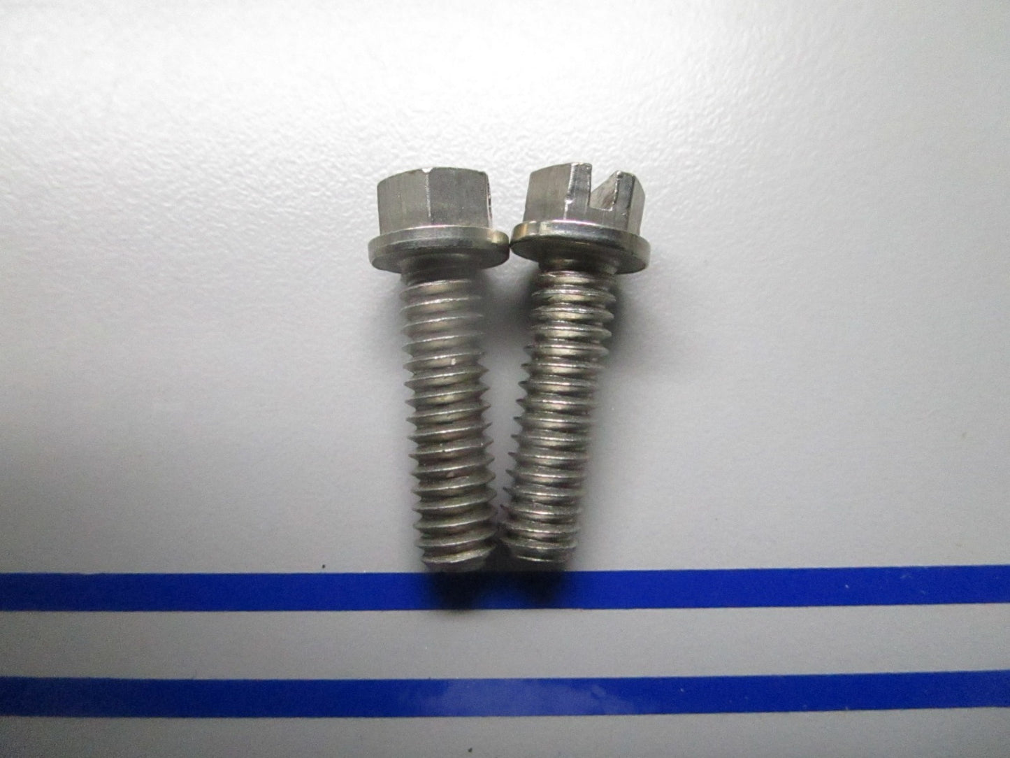 *NEW OEM* (LOT OF 2) 0810 OMC Johnson Evinrude Screw 330562 0330562