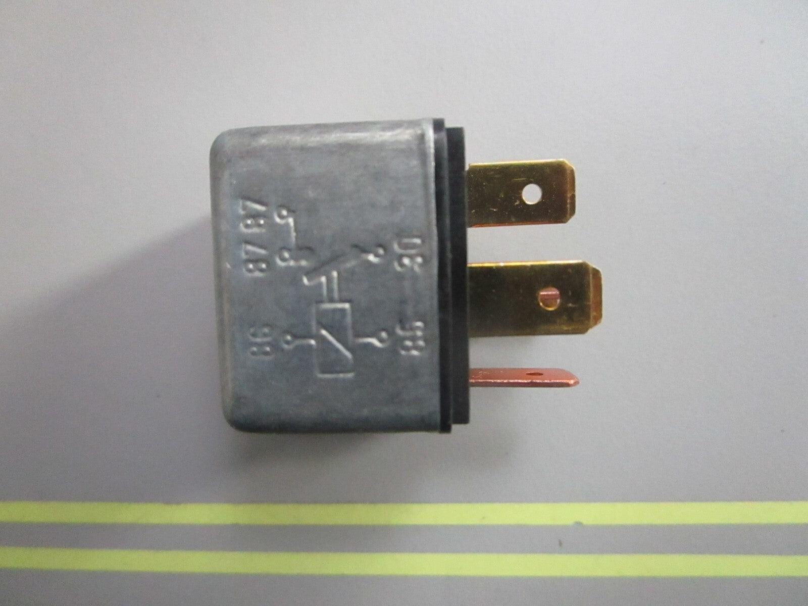 *NEW OEM* 0810 Volvo Penta Relay 876037
