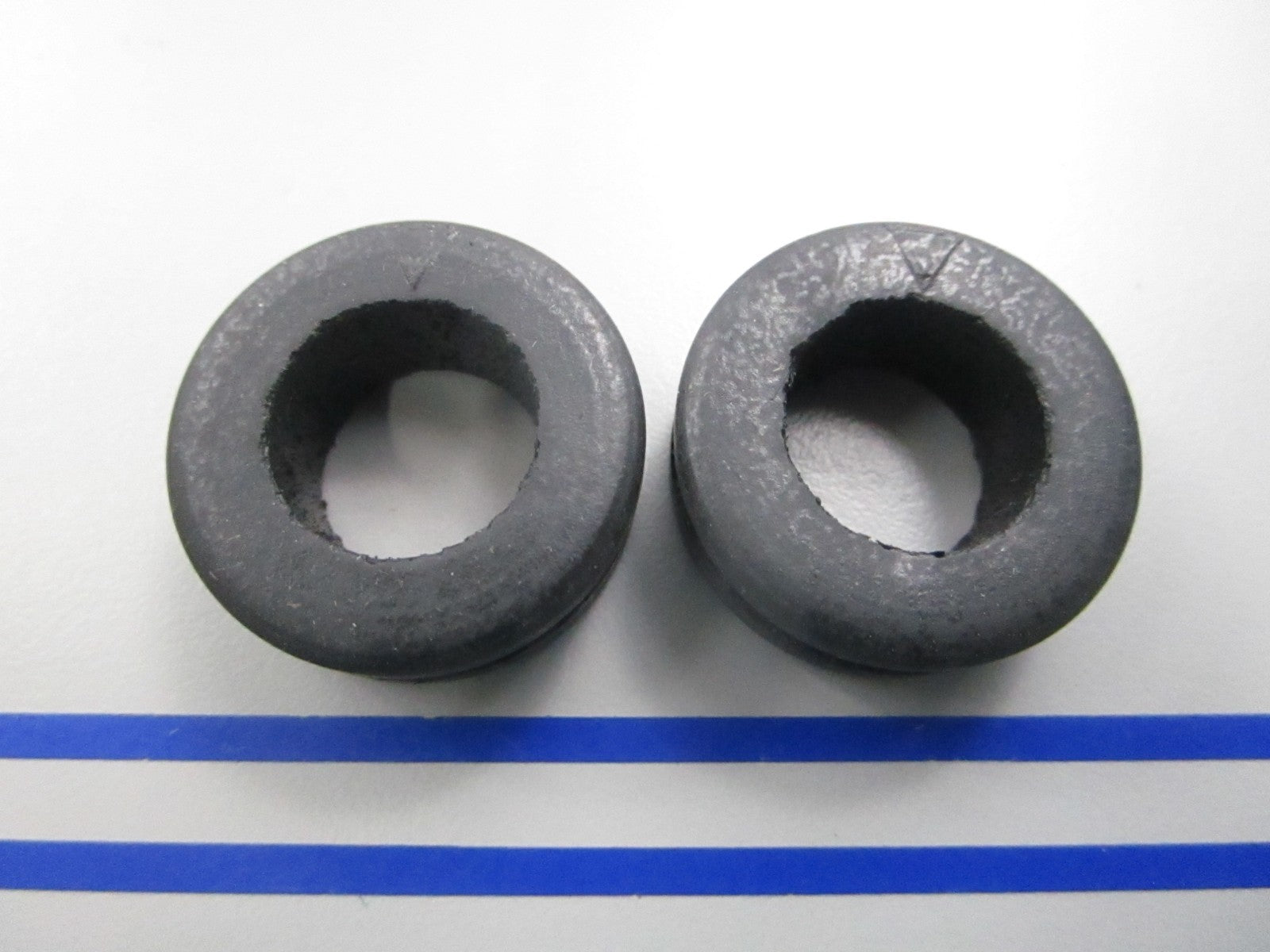 NEW OEM (LOT OF 2) 381899 0381899 OMC Johnson Evinrude Grommet 0810