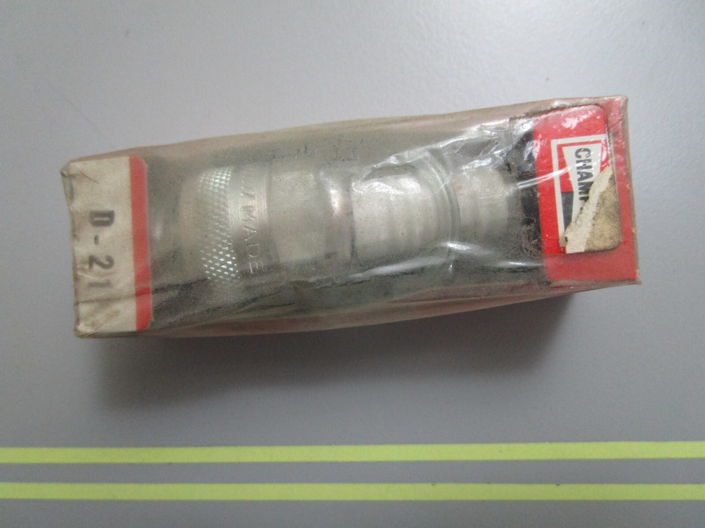 *NEW*  0810 Champion Spark Plug D-21