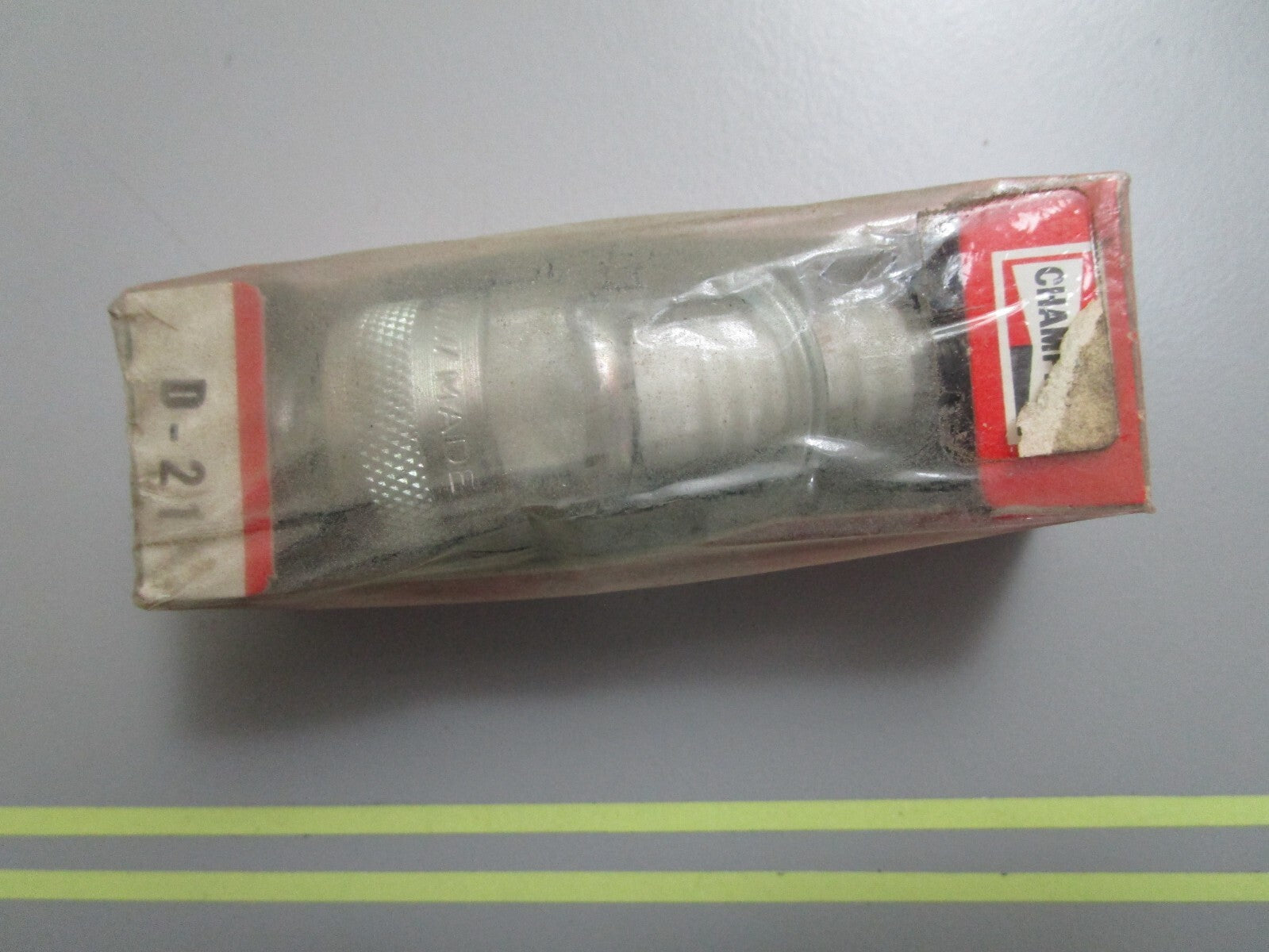 *NEW*  0810 Champion Spark Plug D-21