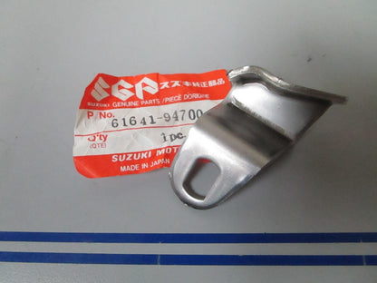*NEW OEM* 0810 Suzuki Front Hook 61641-94700