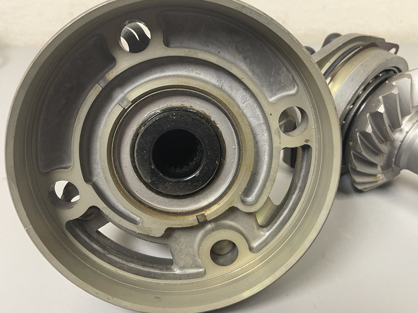 *NEW OEM* 0670 OMC Johnson Evinrude Bearing Housing Shaft Gear Housing 982478