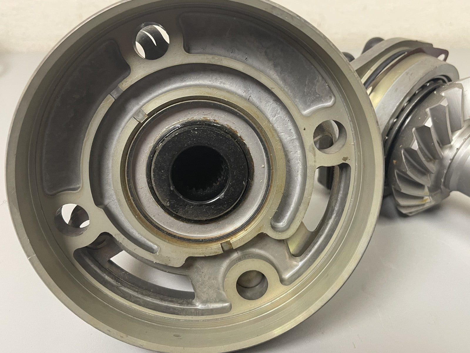 *NEW OEM* 0670 OMC Johnson Evinrude Bearing Housing Shaft Gear Housing 982478