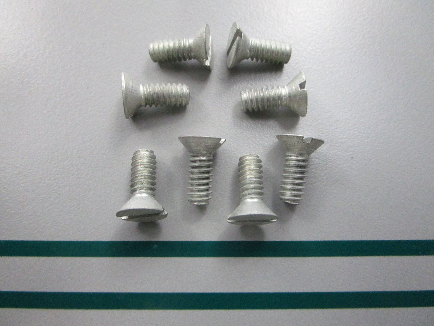 NEW OEM (LOT OF 8) 302104 0302104 OMC Johnson Evinrude Screw 0810