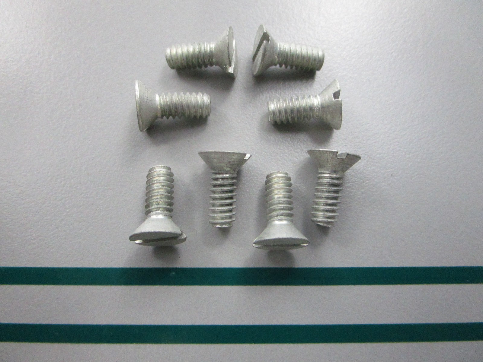 NEW OEM (LOT OF 8) 302104 0302104 OMC Johnson Evinrude Screw 0810