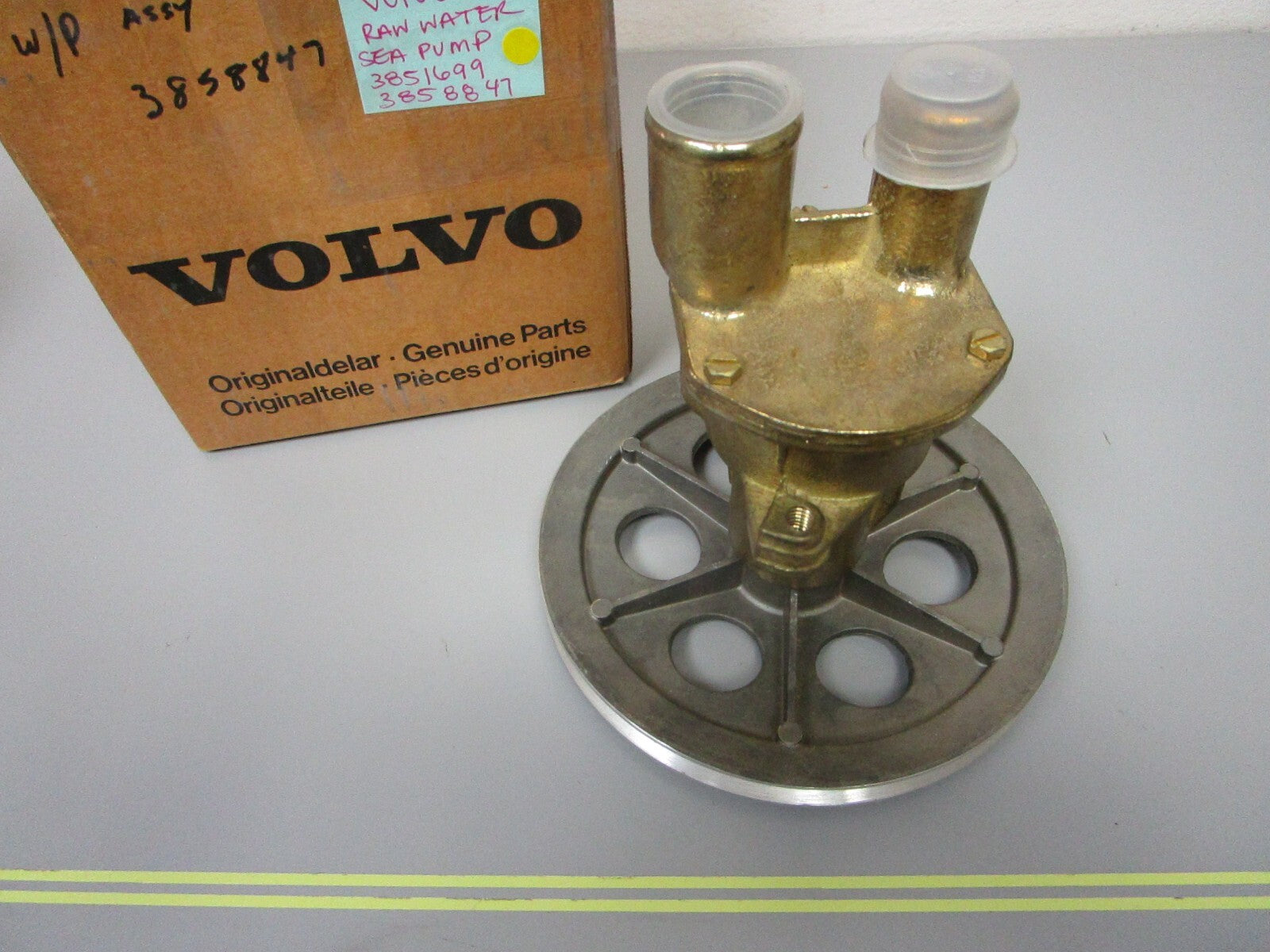 *NEW OEM* 0720 Volvo Penta Raw Water Sea Pump & Pulley Assembly 3851699 3858847