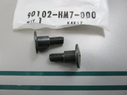 NEW OEM (LOT OF 2) 90102-HM7-000 Honda Screw 0810