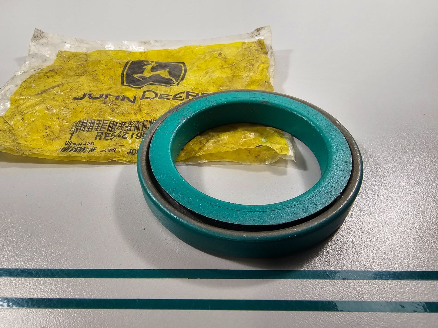 NEW OEM RE542195 John Deere Oil Seal 0810