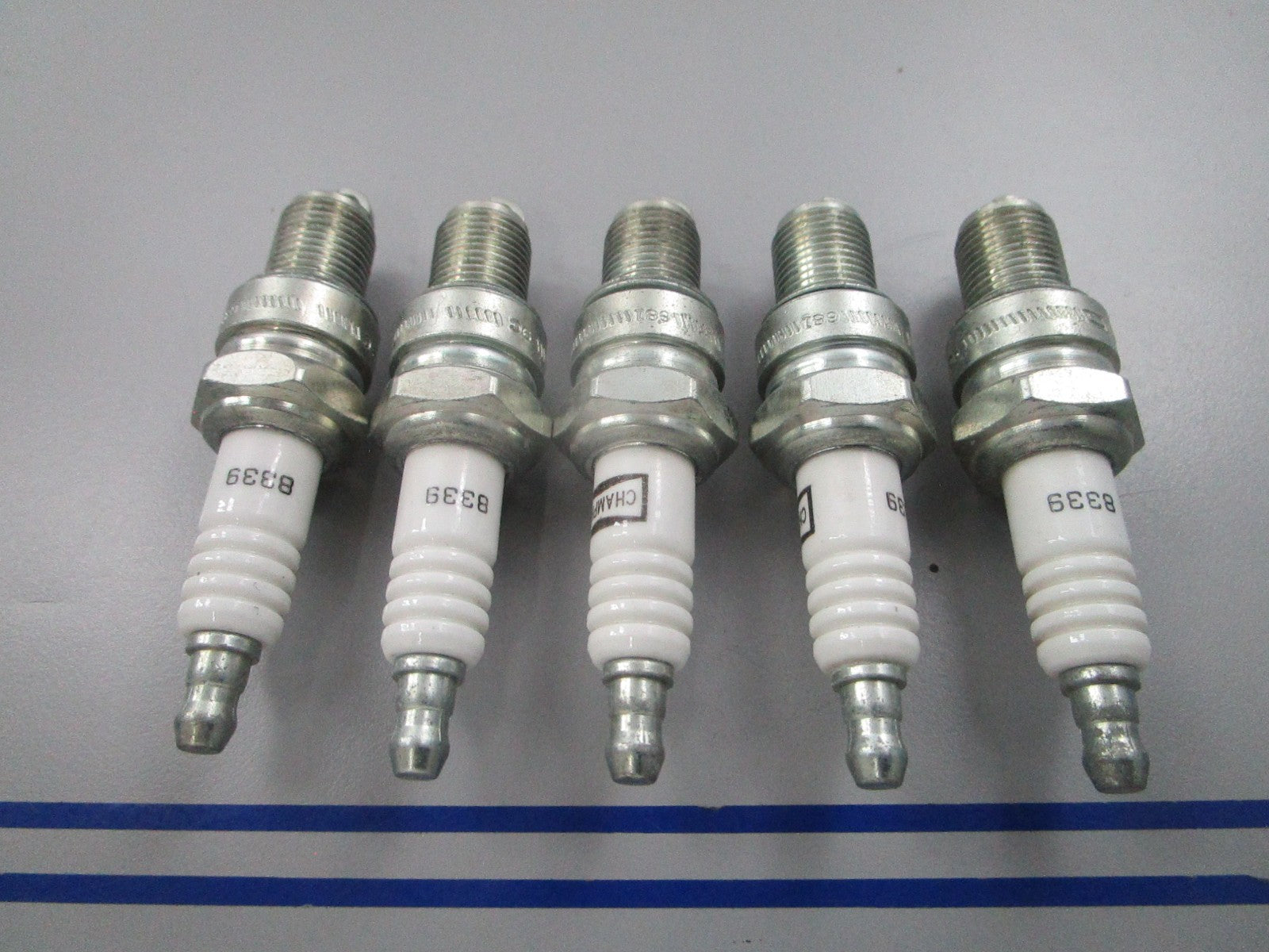 NEW (LOT OF 5) 8339 Champion Spark Plug 0810