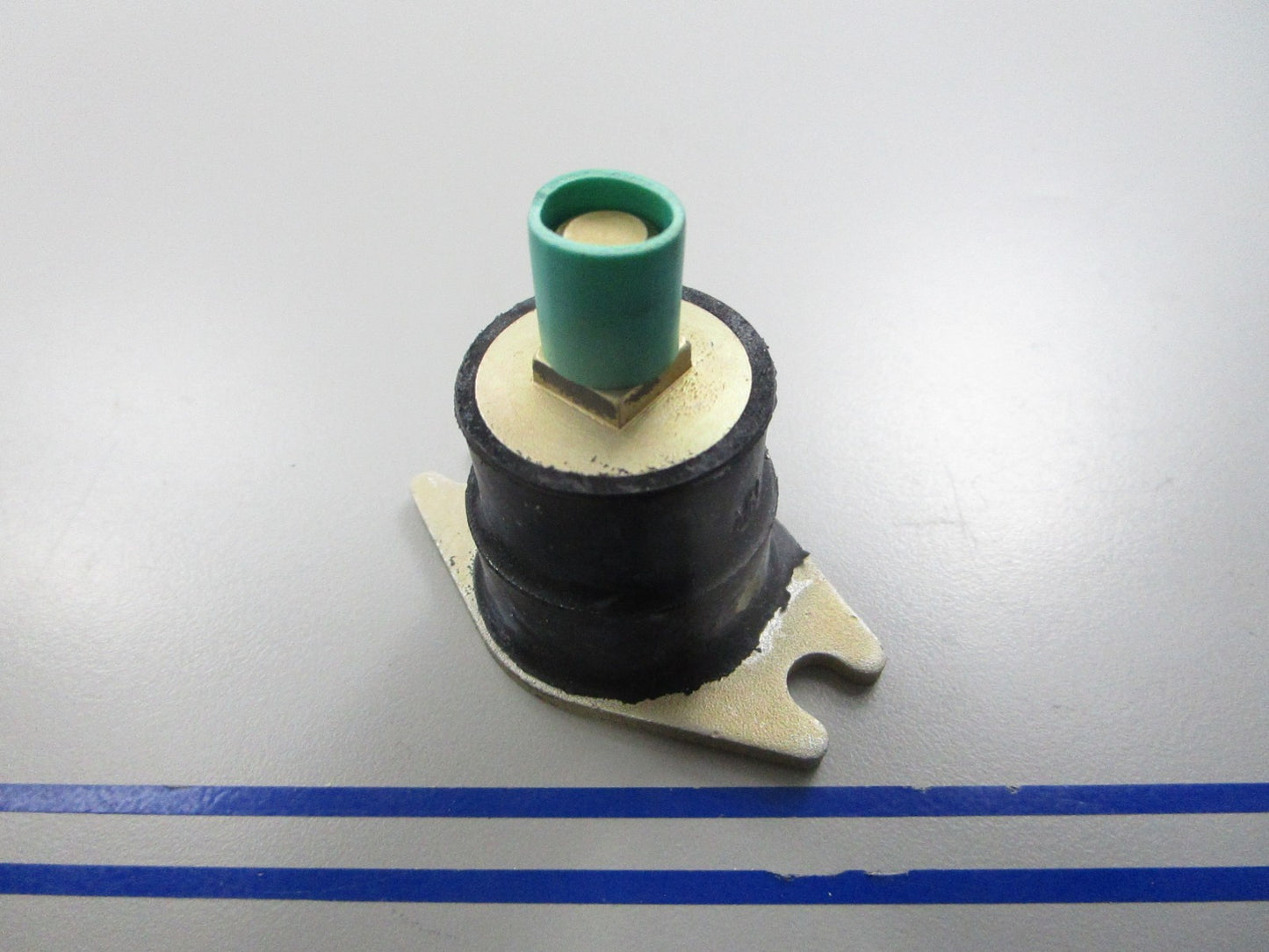 *NEW OEM* 0720 OMC Johnson Evinrude Rubber Mount 778211 0778211