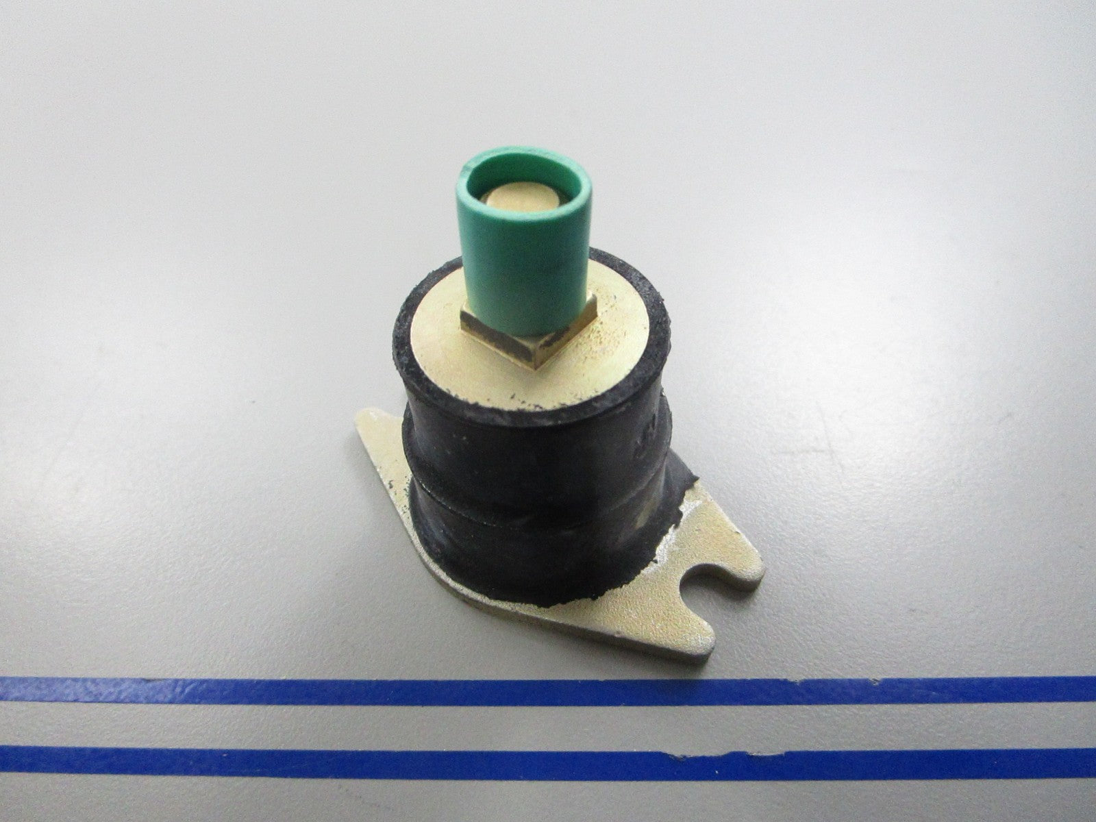 *NEW OEM* 0720 OMC Johnson Evinrude Rubber Mount 778211 0778211
