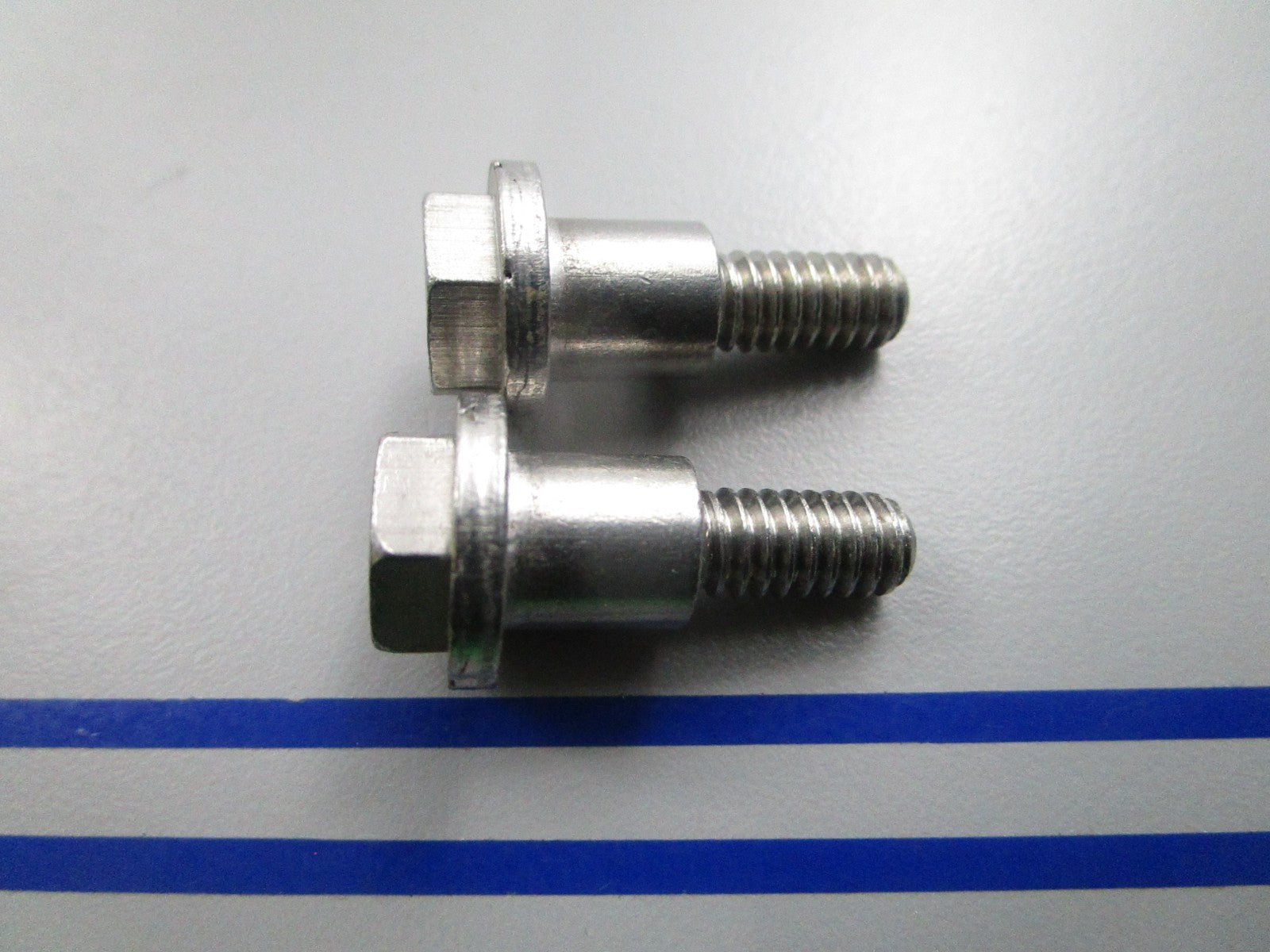 NEW OEM (LOT OF 2) 305618 0305618 OMC Johnson Evinrude Screw 0810