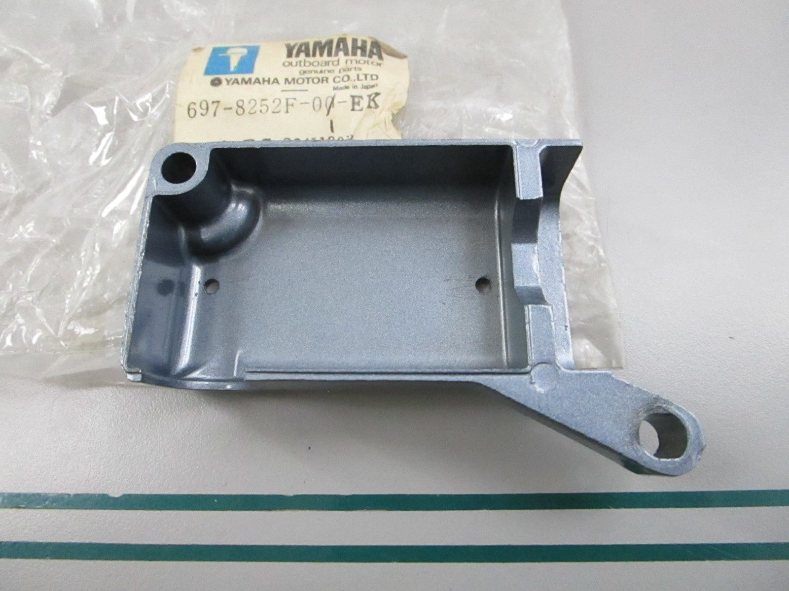 NEW OEM 697-8252F-00-EK Yamaha Main Switch Cover 0810
