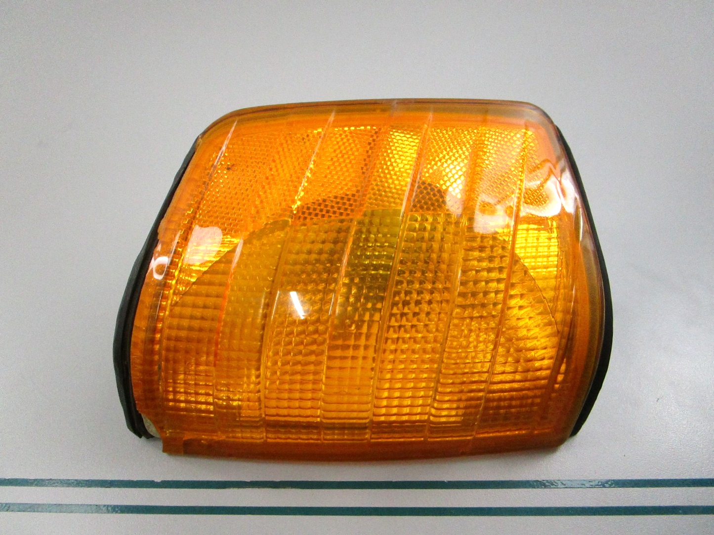 NEW OEM 2018260343 Mercedes-Benz Right Turn Signal Lens 0810