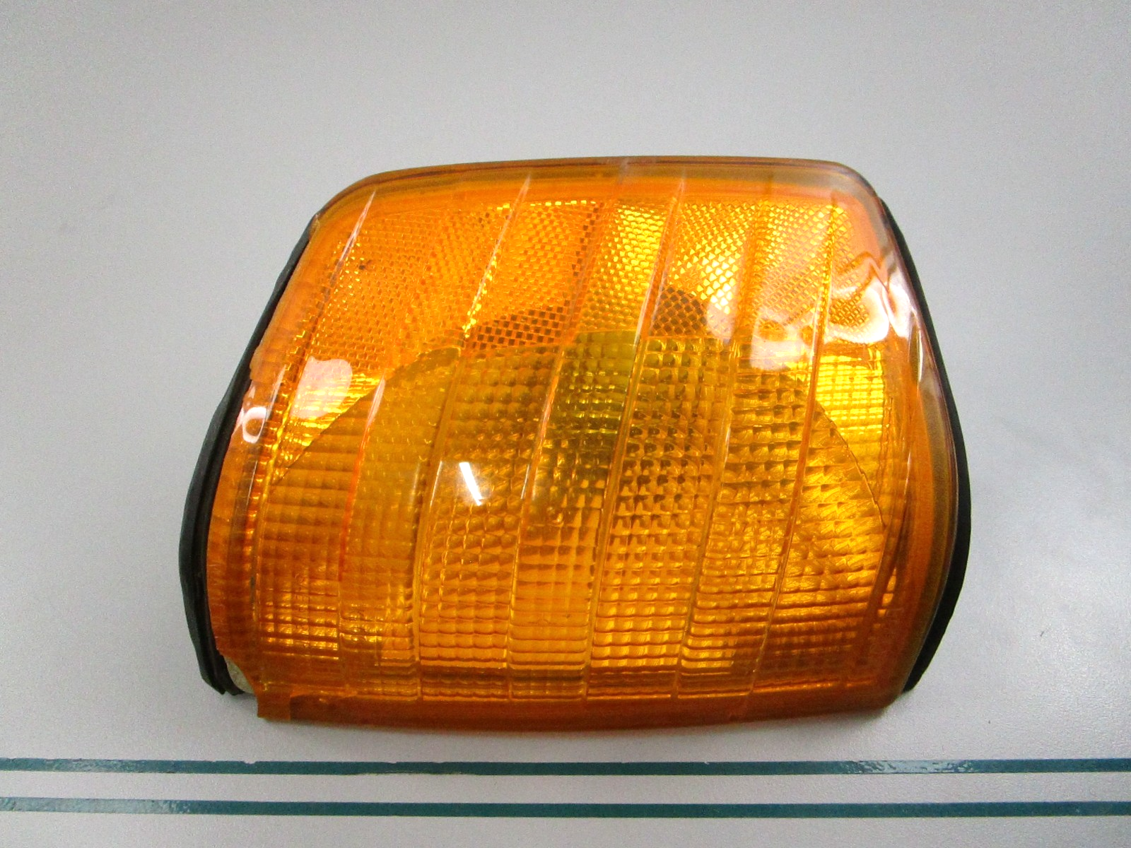 NEW OEM 2018260343 Mercedes-Benz Right Turn Signal Lens 0810