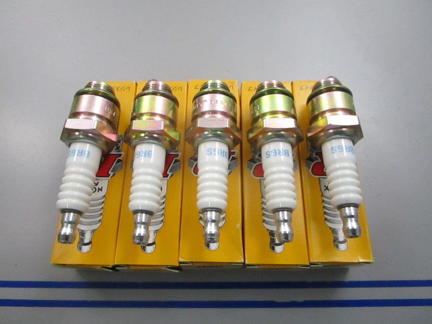 NEW (LOT OF 5) BR6S NGK Spark Plug 0810