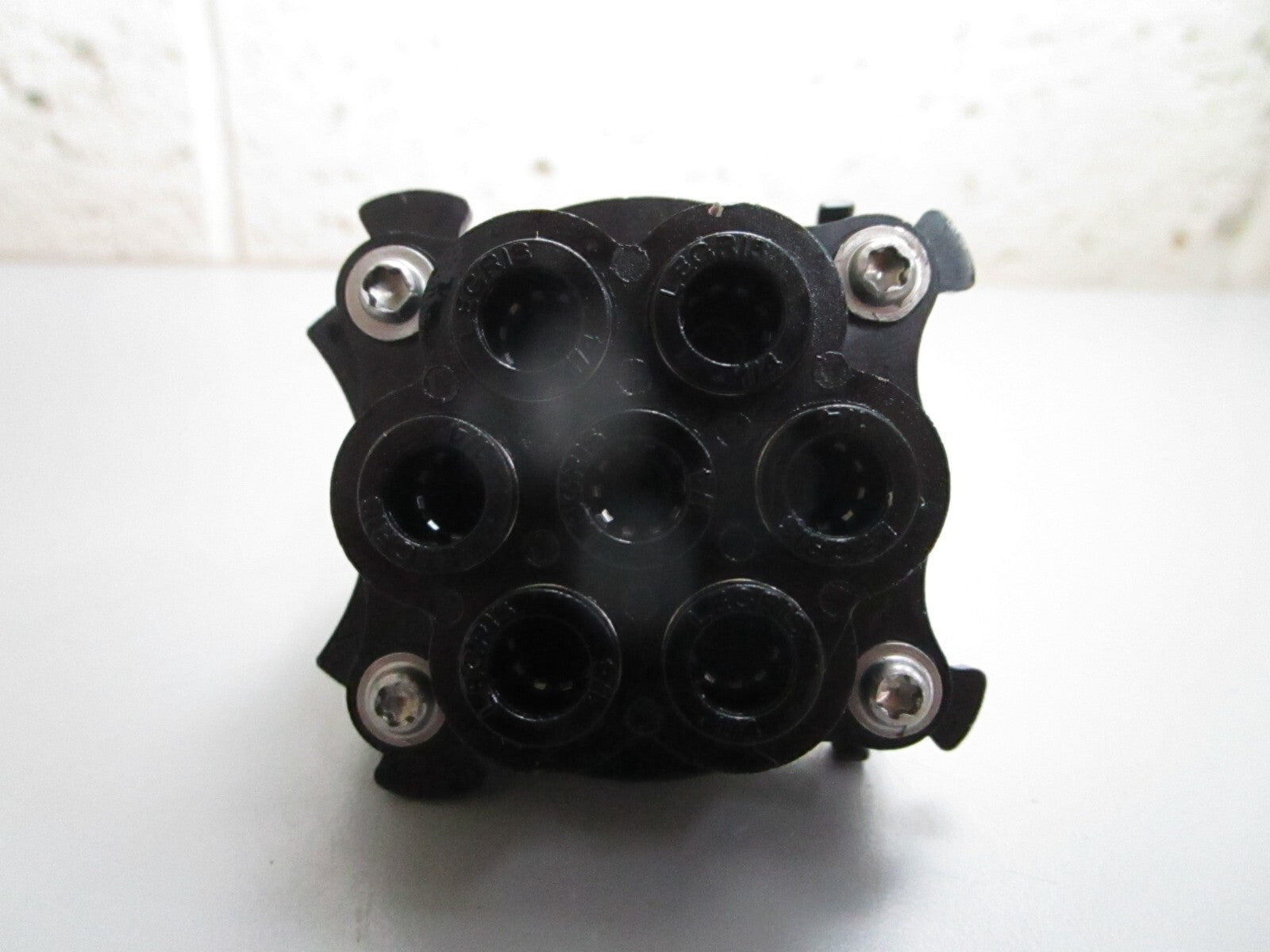 *NEW OEM* 0820 OMC Johnson Evinrude Oil Manifold Ay 5007095