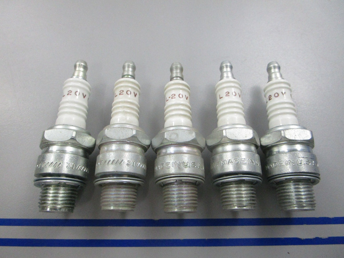 NEW (LOT OF 5) L20V Champion Spark Plug 0810