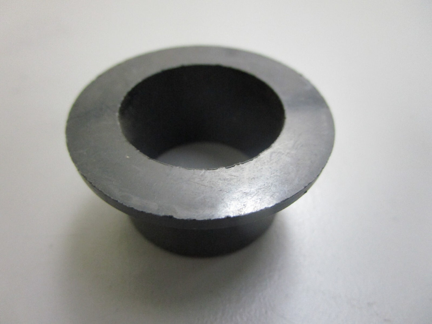 *NEW OEM* 0810 Volvo Penta Bushing 832586