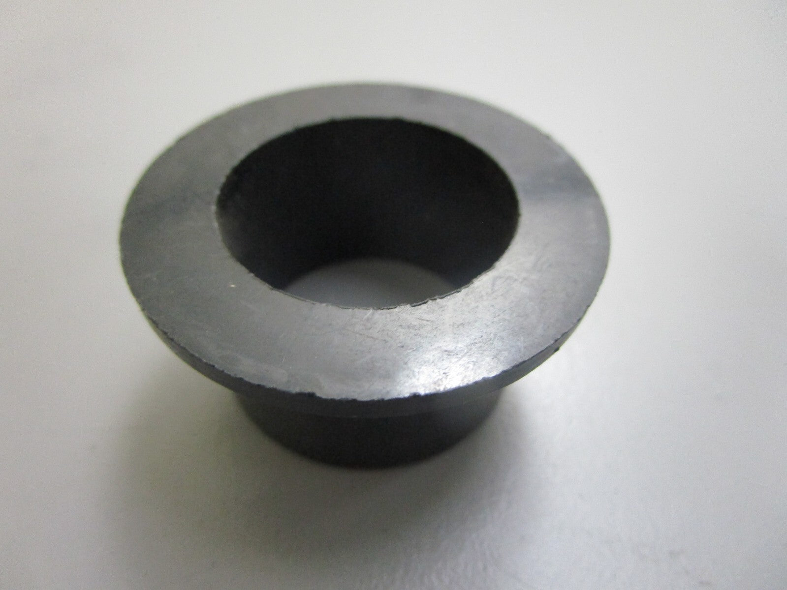 *NEW OEM* 0810 Volvo Penta Bushing 832586