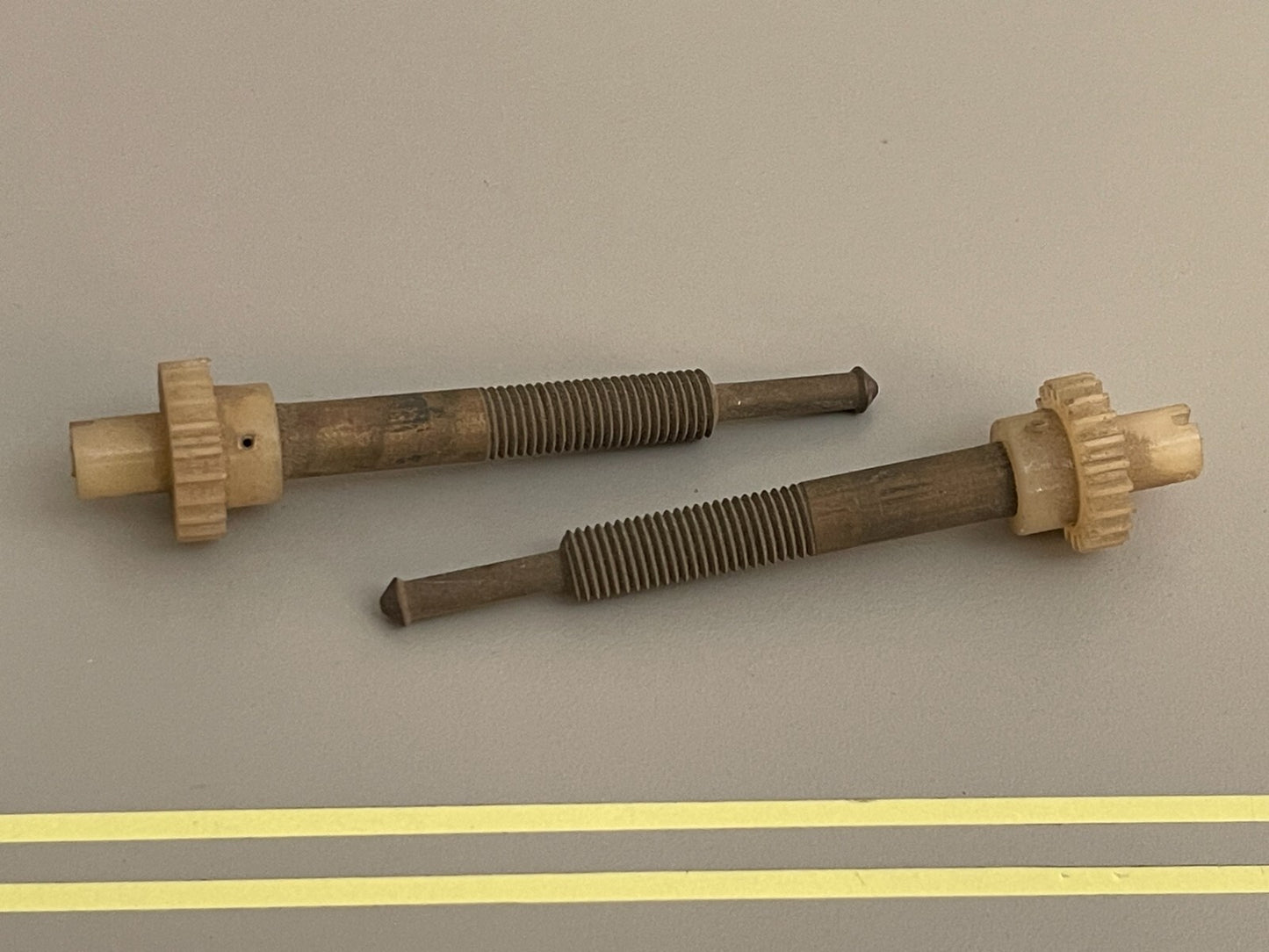 *NEW OEM* (LOT OF 2) 0810 OMC Johnson Evinrude Valve & Gear 378001 0378001