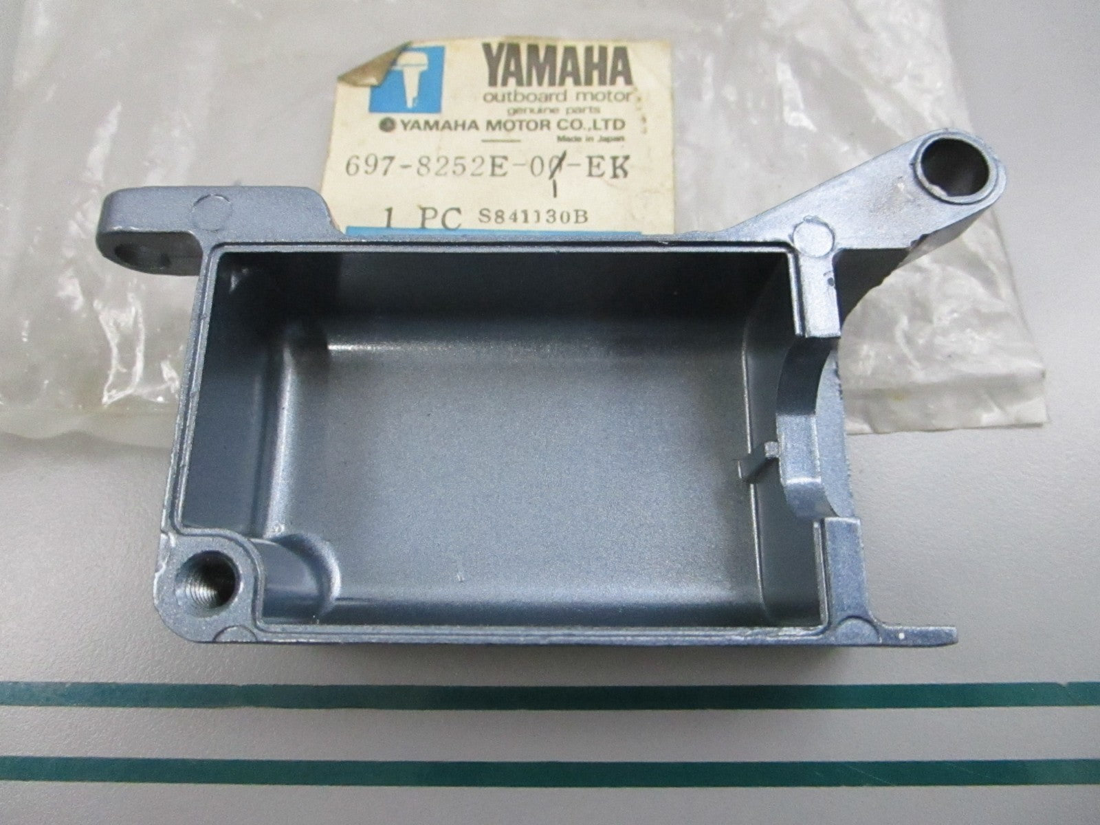 NEW OEM 697-8252E-00-EK Yamaha Cover 0810