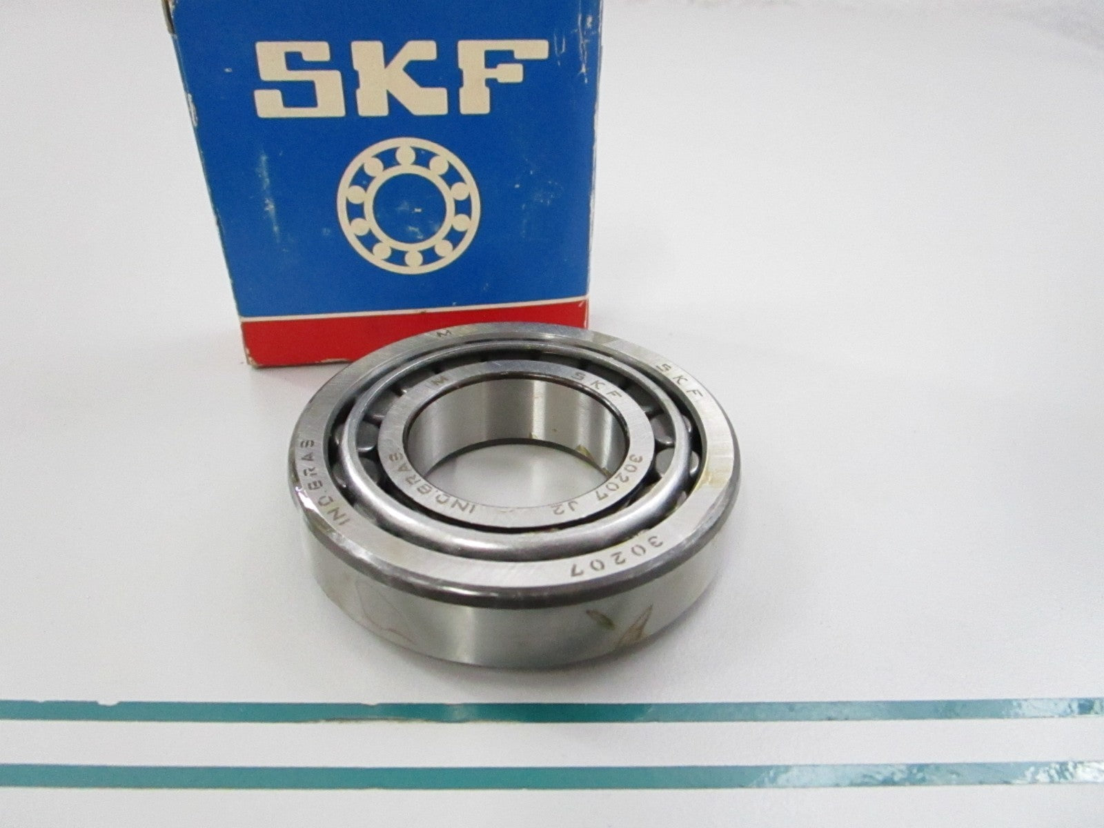 NEW 30207J2 SKF Tapered Roller Bearing 0810