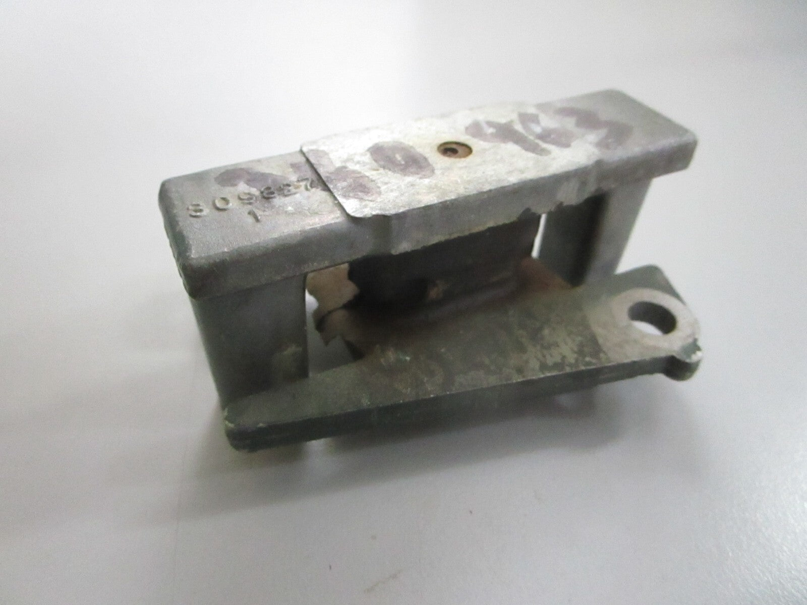 *NEW OEM* 0820 OMC Johnson Evinrude Mount 312122 0312122