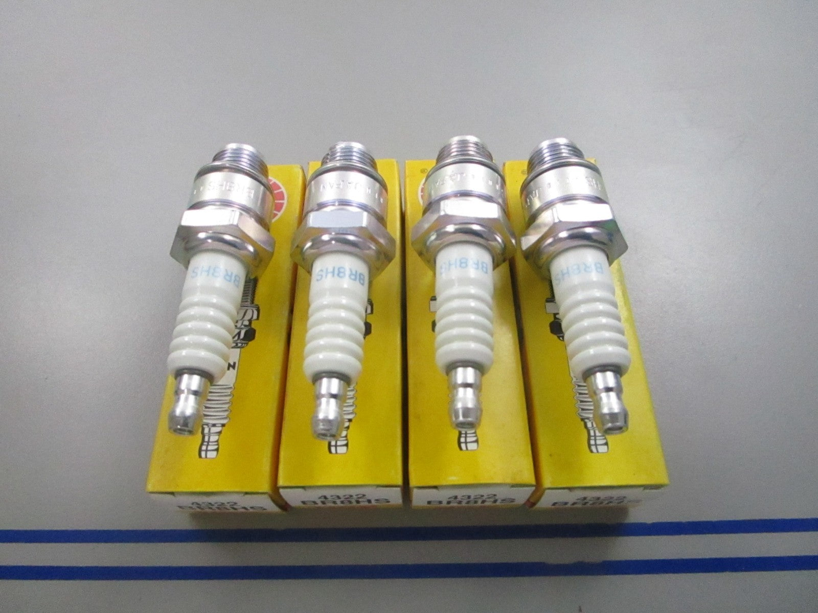 NEW (LOT OF 4) BP8HS NGK Spark Plug 0810