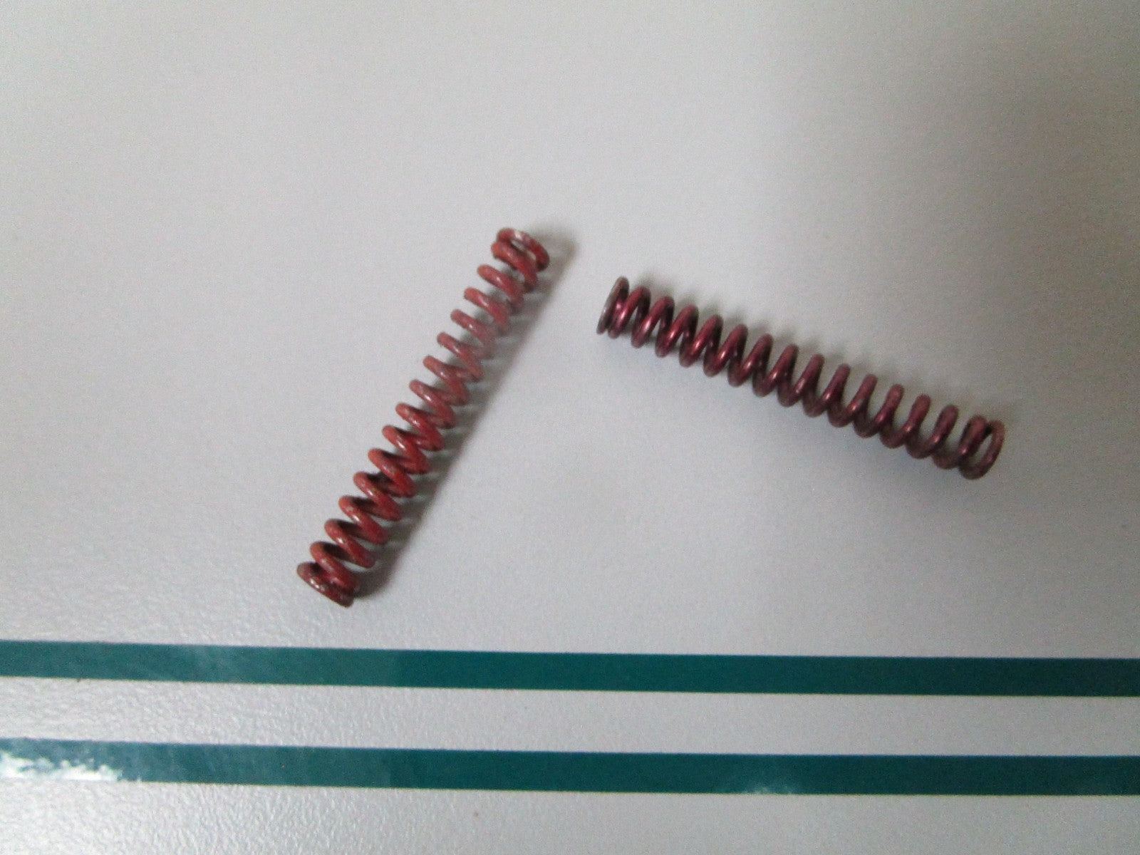 NEW OEM (LOT OF 2) 318576 0318576 OMC Johnson Evinrude Spring 0810