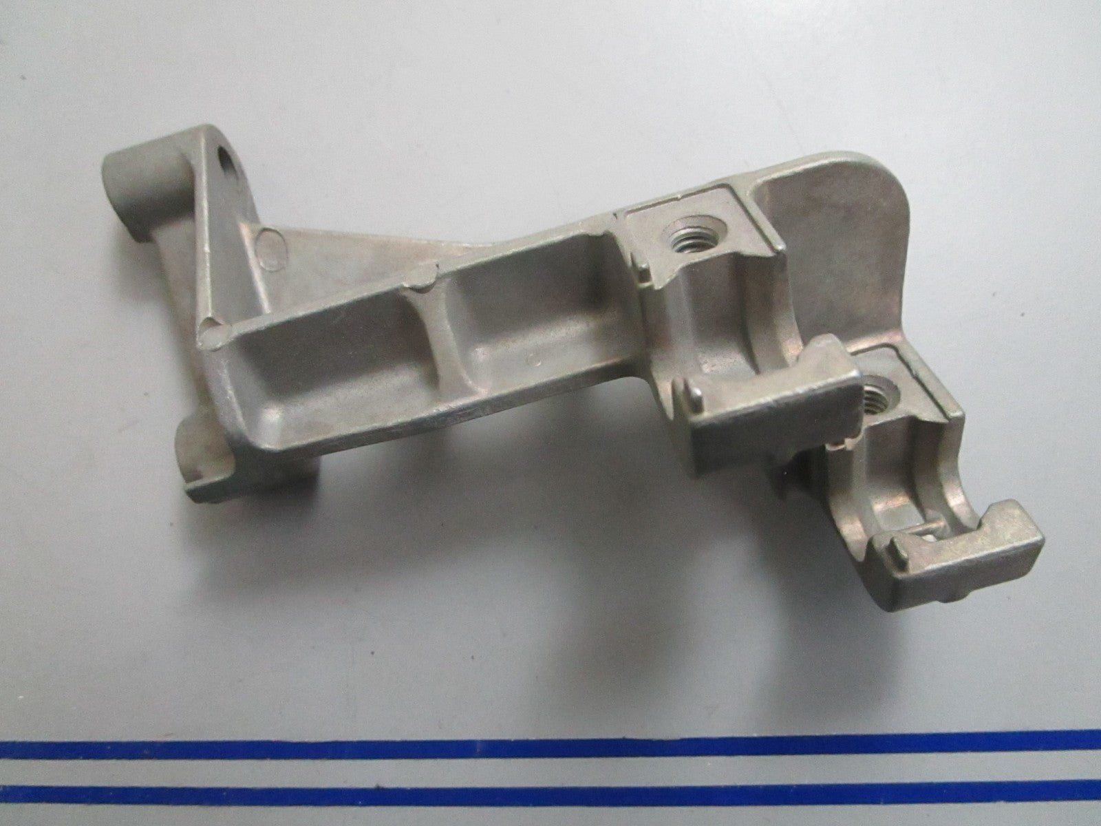*NEW OEM* 0820 OMC Johnson Evinrude Trunnion Bracket 351927 0351927