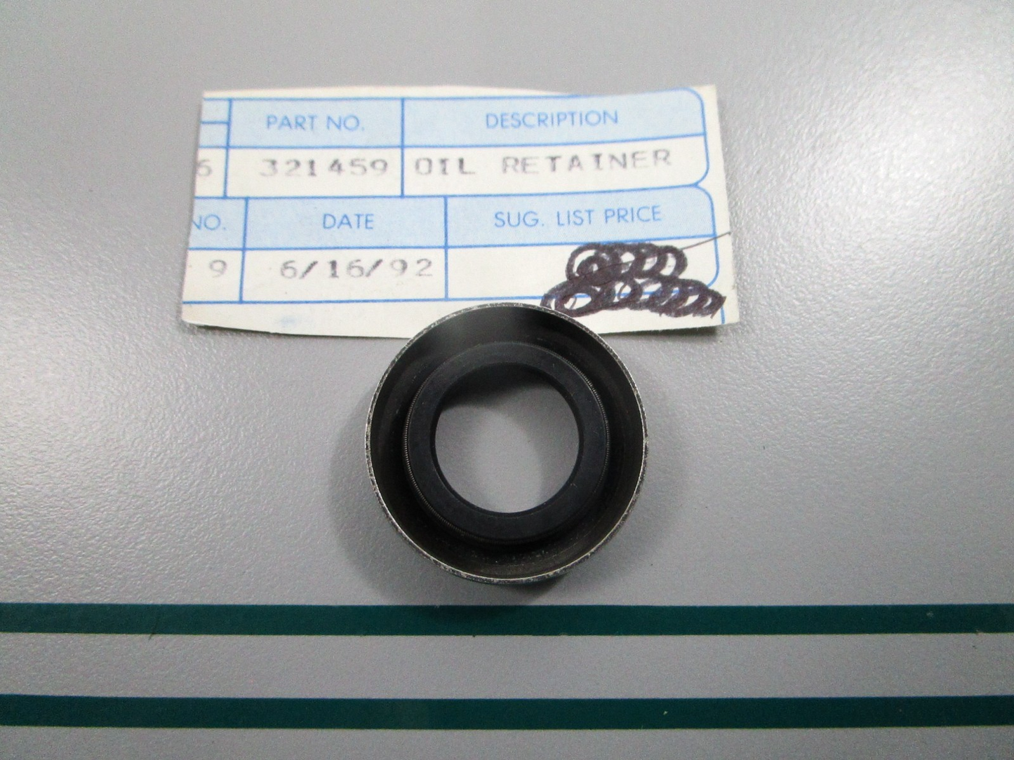 NEW OEM 321459 0321459 OMC Johnson Evinrude Oil Retainer 0810