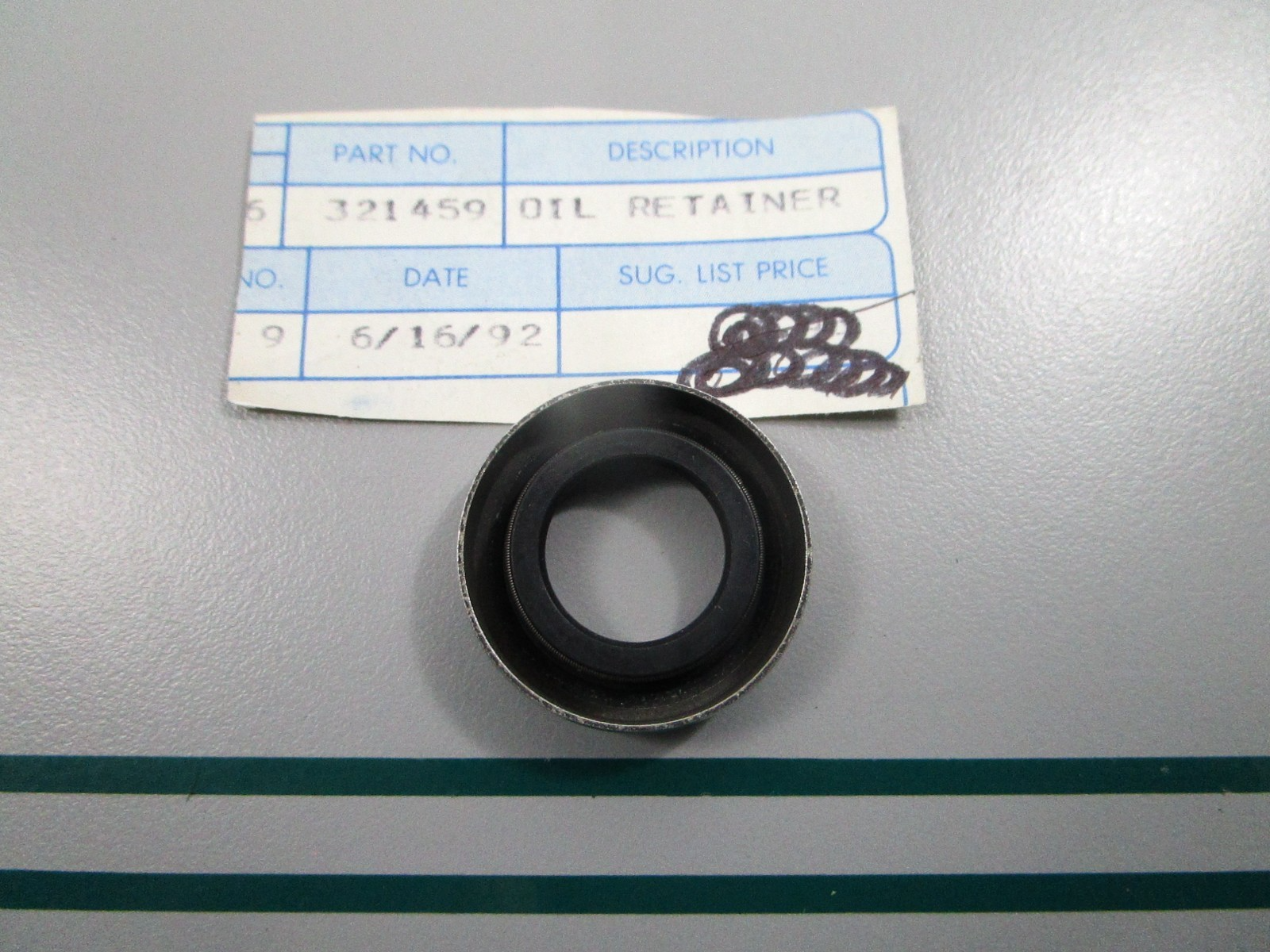 NEW OEM 321459 0321459 OMC Johnson Evinrude Oil Retainer 0810