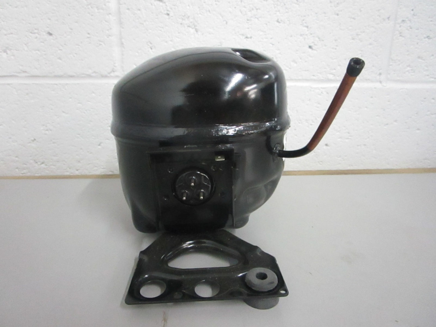 *NEW OEM* 0820 Electrolux Compressor Assy 5304529284