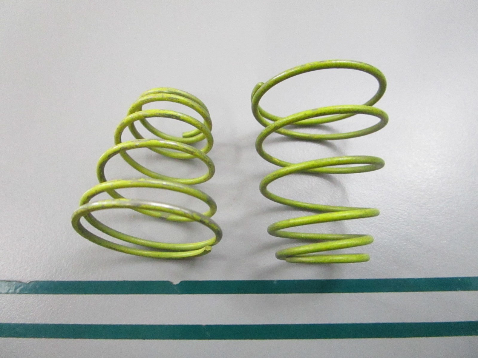 NEW OEM (LOT OF 2) 343977 0343977 OMC Johnson Evinrude Spring 0810