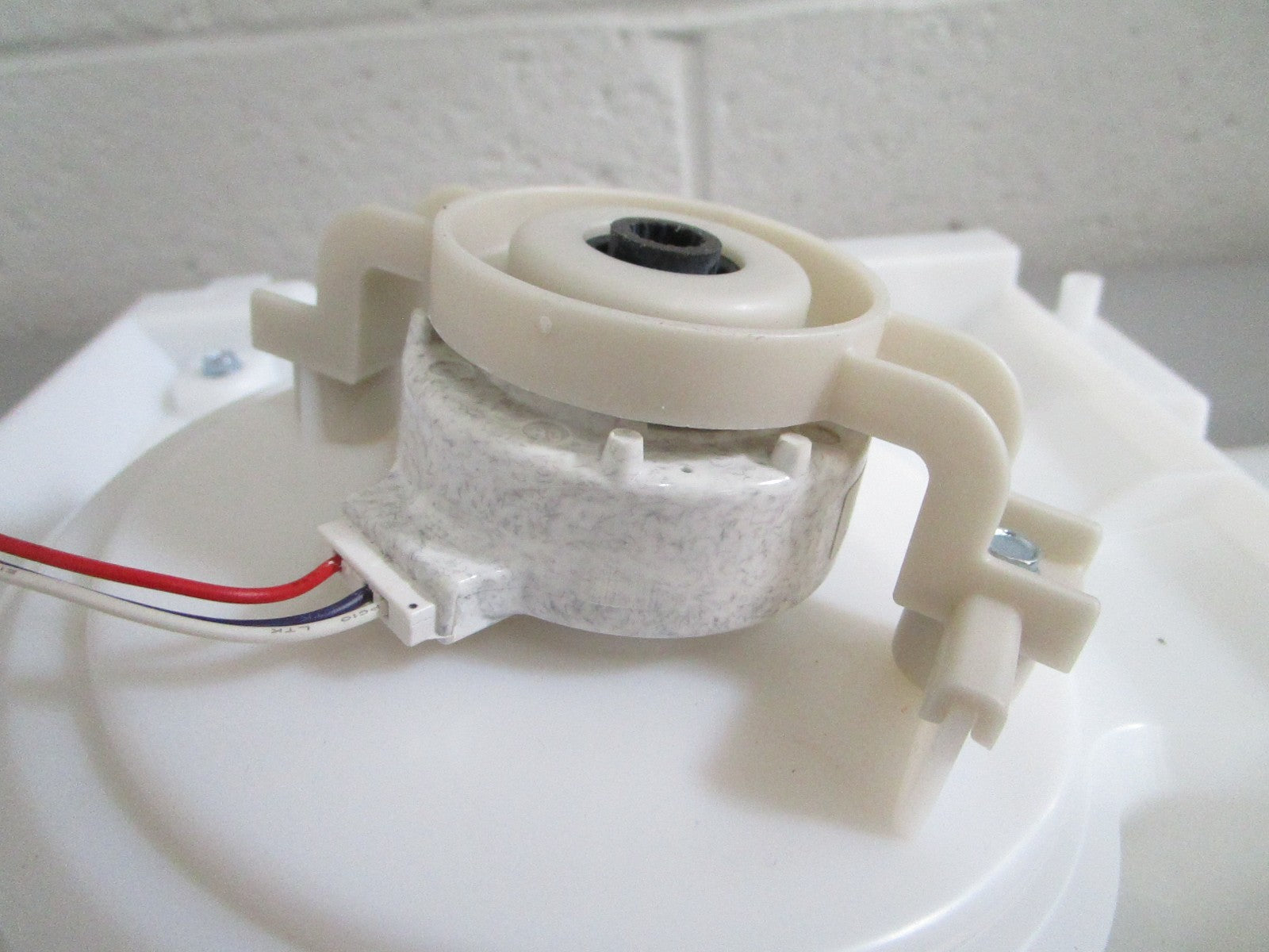 Whirlpool W11233380 Refrigerator Fan NOS Genuine Factory Part NEW OEM 0820