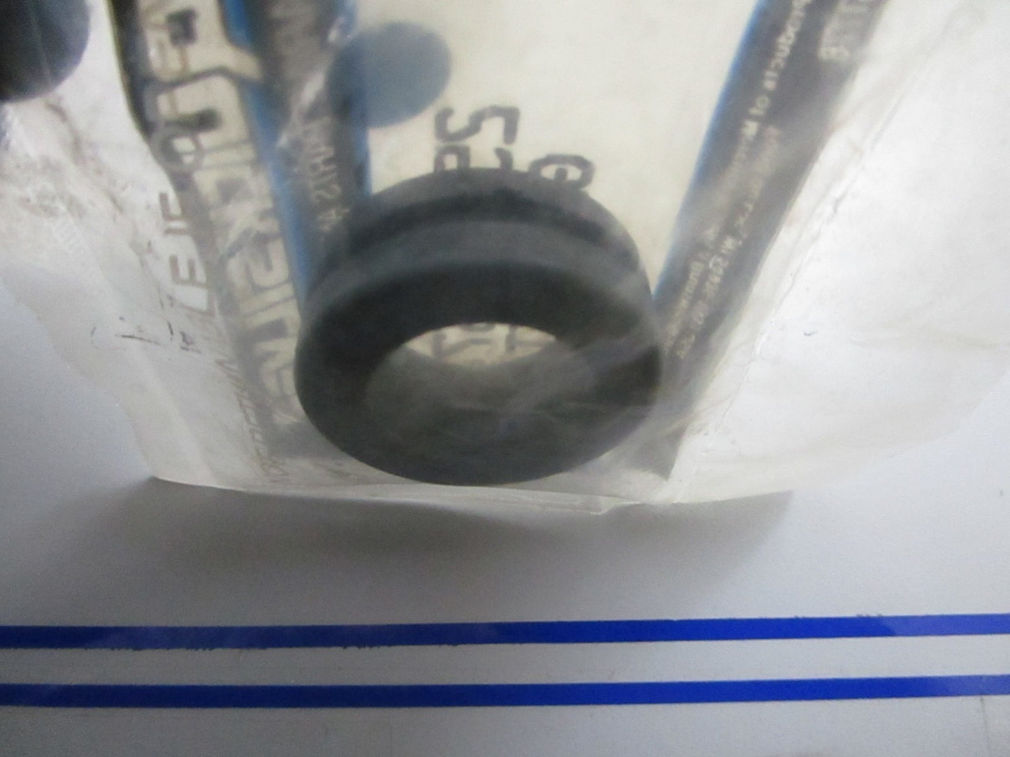 *NEW OEM* 0810 Mercury Quicksilver Grommet 25-13467