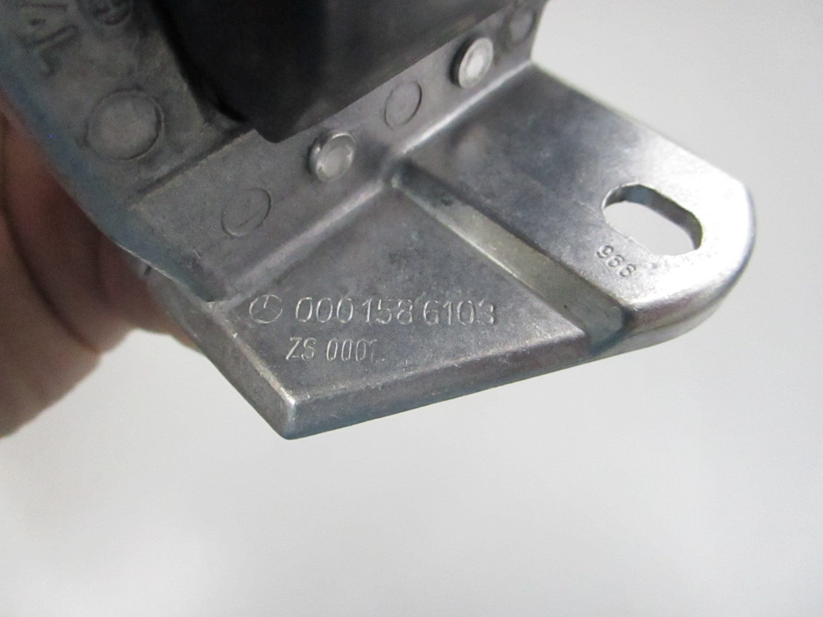 NEW OEM 0001586103 Mercedes-Benz Bosch Ignition Coil 0810