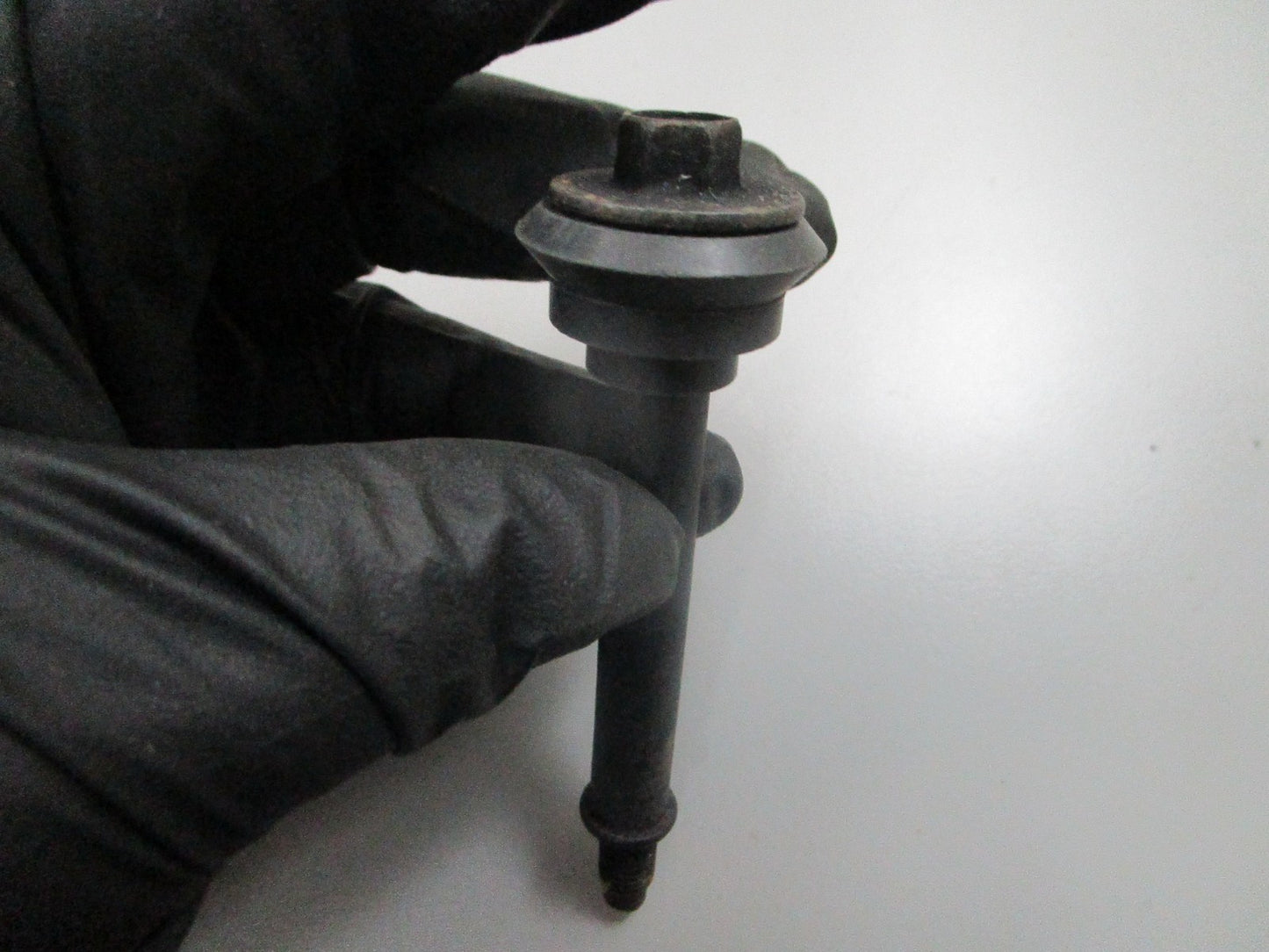 *NEW OEM* 0810 Cummins Isolator Cap 3959400