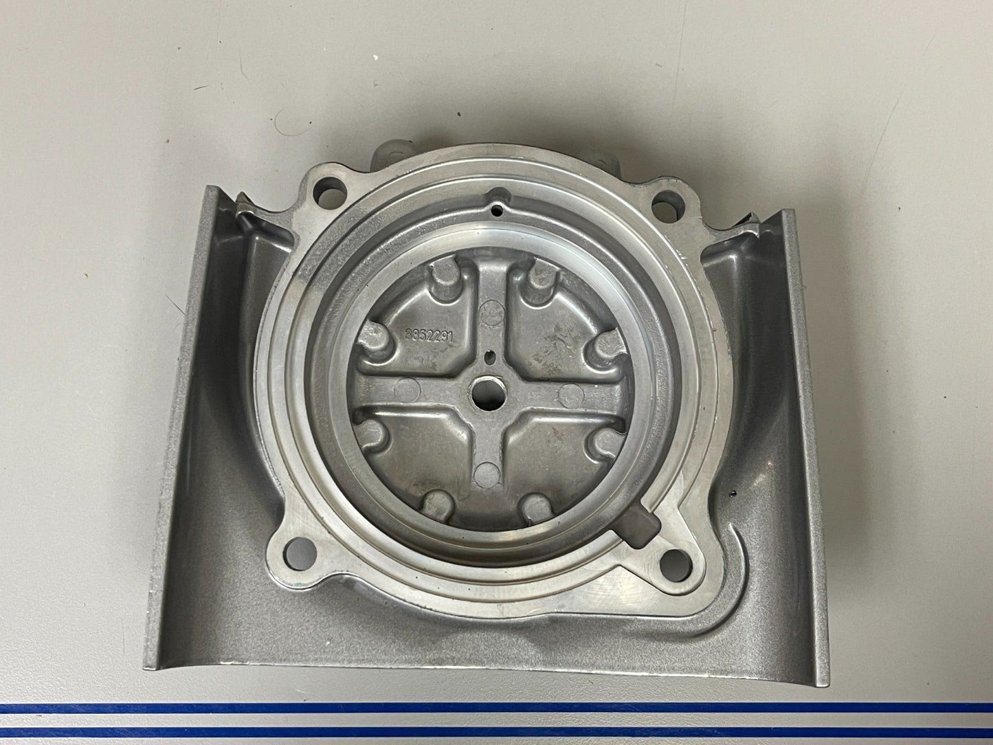 NEW OEM 3854401 3852291 Volvo Penta Upper Gear Bearing Cover 0720