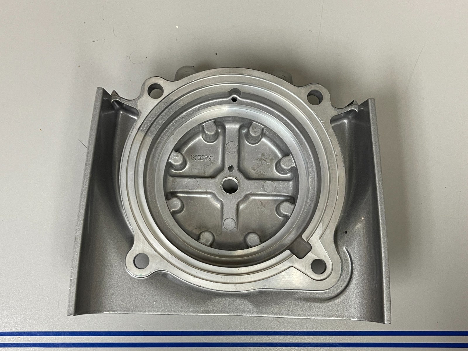 NEW OEM 3854401 3852291 Volvo Penta Upper Gear Bearing Cover 0720