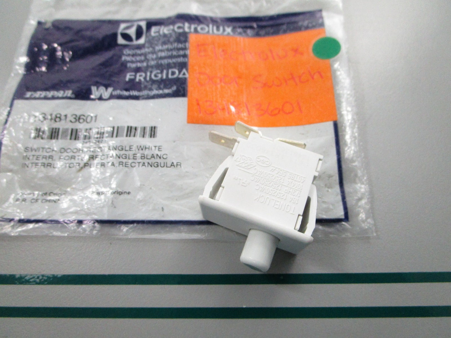 NEW OEM 134813601 Electrolux Door Switch 0810