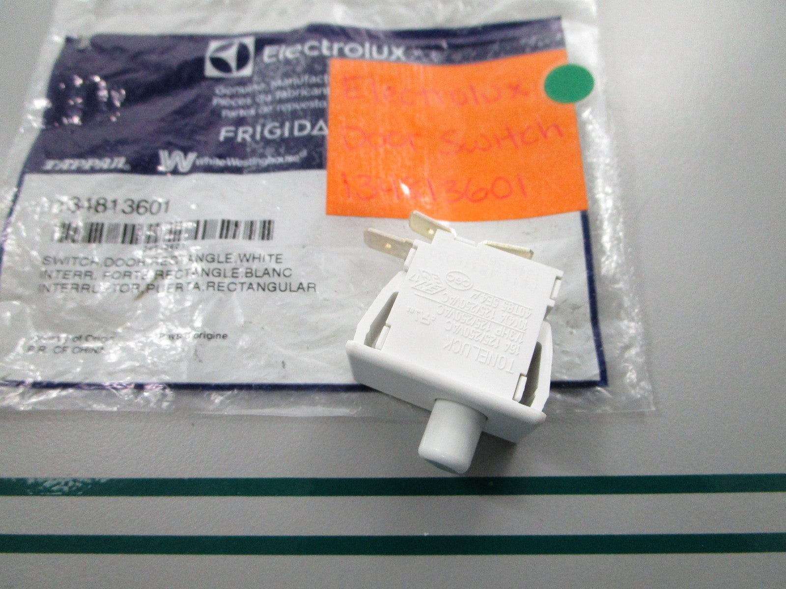 NEW OEM 134813601 Electrolux Door Switch 0810
