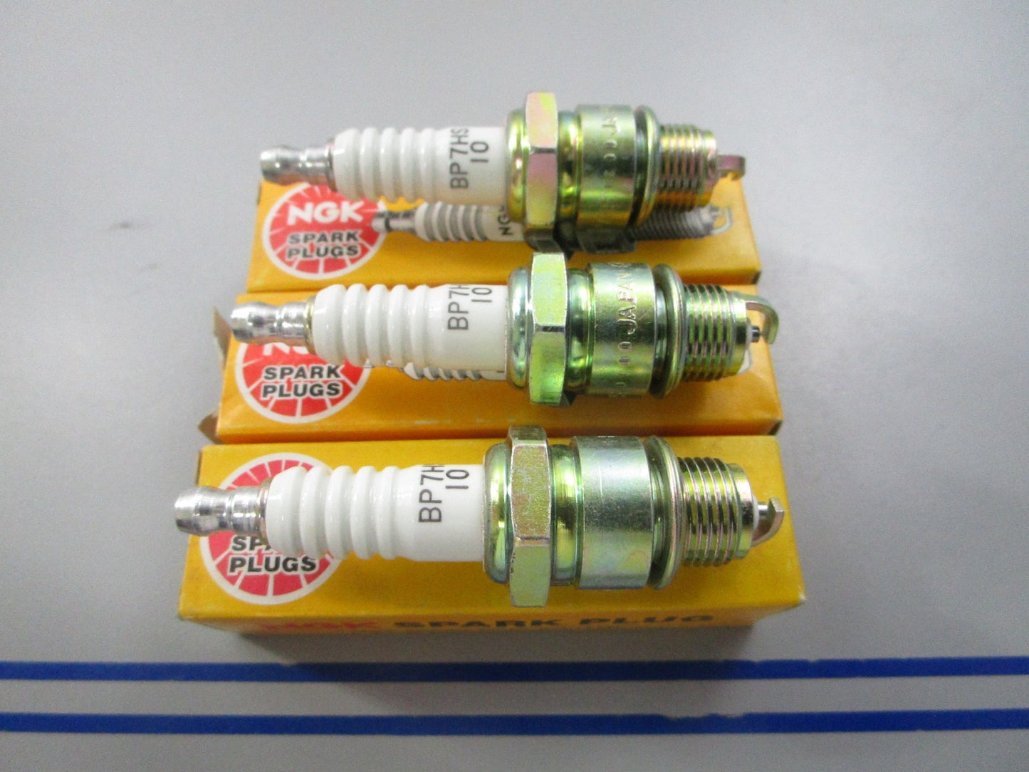 NEW (LOT OF 3) BP7HS-10 NGK Spark Plug 0810