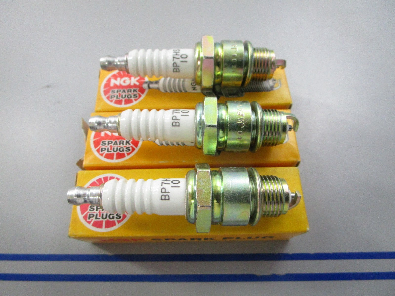 NEW (LOT OF 3) BP7HS-10 NGK Spark Plug 0810