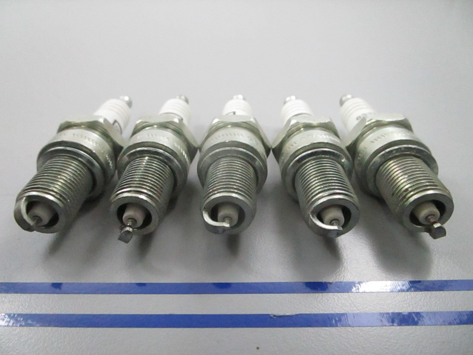 *NEW OEM* (LOT OF 5) 0810 Champion Spark Plug 8332