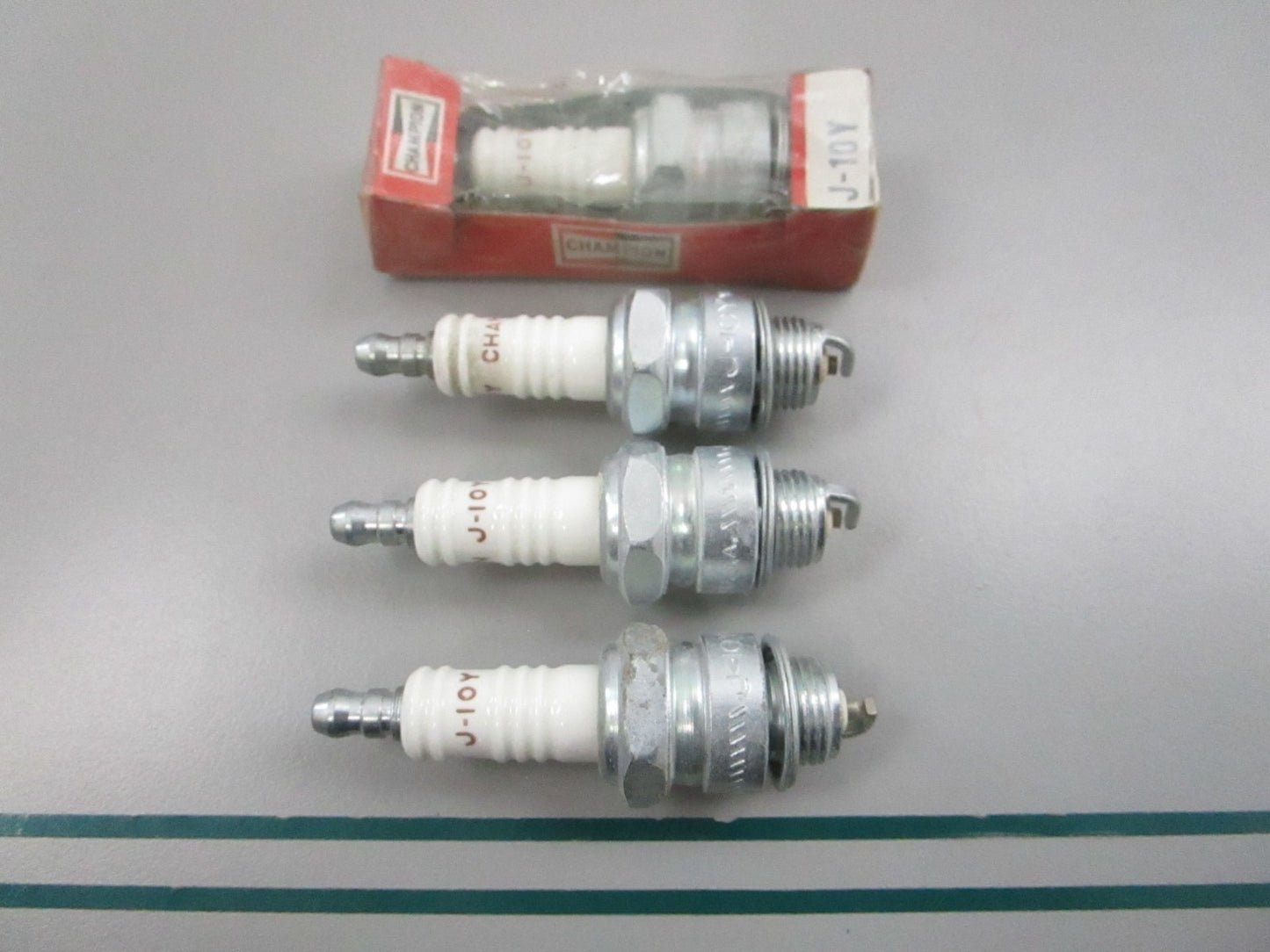 NEW (LOT OF 4) J-10Y Champion Spark Plug 0810