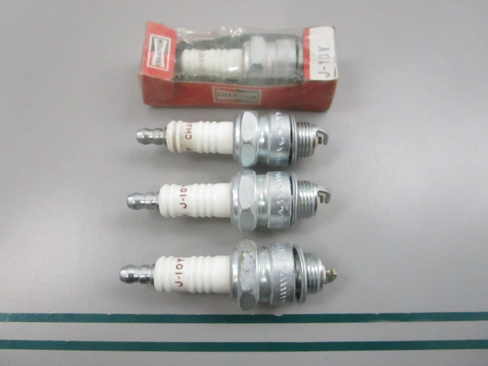 NEW (LOT OF 4) J-10Y Champion Spark Plug 0810